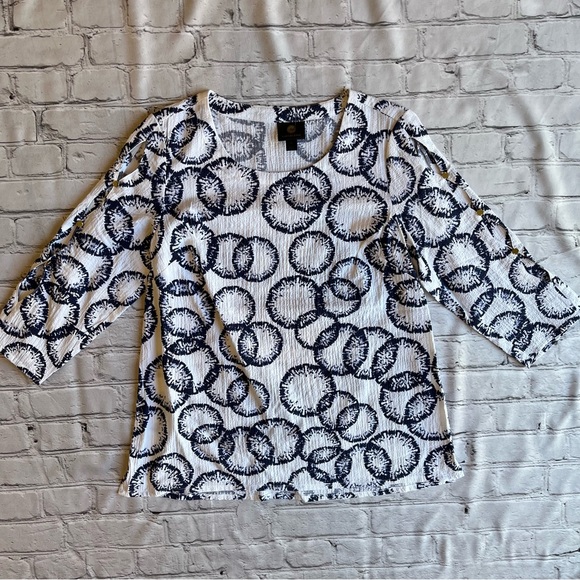 JM Collection XS Blouse Top Blue & White Sleeve Cut Outs NEW
New without tags - Picture 3 of 11